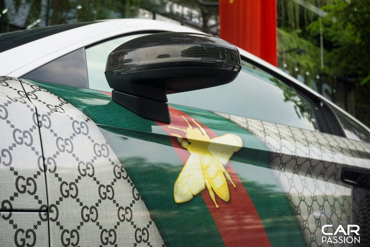 Audi R8 V10 Plus được trang bị khối động cơ V10, dung tích 5.2 lít được chia sẻ từ “người anh em” Lamborghini Huracan, khối động cơ mạnh mẽ này có khả năng sản sinh công suất tối đa 610 mã lực và mô men xoắn cực đại đạt mức 560 Nm. Xe có khả năng tăng tốc từ 0-100 km/h trong vòng 3,2 giây và có tốc độ tối đa là 330 km/h,