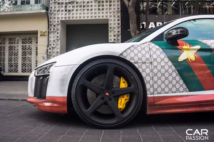 Nhờ sở hữu thiết kế đẹp mắt kết hợp cùng khối động cơ mạnh mẽ, Audi R8 đã chiếm trọn tình cảm của không ít chủ nhân tại Việt Nam với số lượng xe được mang về nước thuộc rất nhiều phiên bản khác nhau, phần lớn trong số đó được độ lại những chi tiết khác biệt so với nguyên bản như ống xả, mâm xe hay bodykit đến từ những thương hiệu hàng đầu như Regula Tuning, Prior Design, PPI Razor.