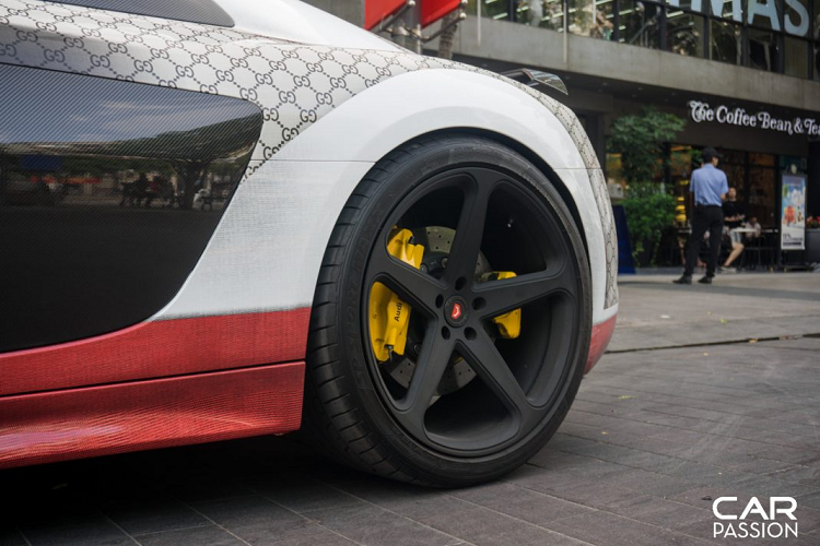 Chiếc Audi R8 tại Sài Gòn trong bài viết đã được chủ nhân độ lại hệ thống ống xả với chi tiết mới mang thương hiệu Kline Innovation và bộ mâm Vossen 5 chấu sơn đen mờ cá tính cùng “bộ cánh” Gucci thời thượng, tạo nên một dấu ấn rất riêng cho chủ nhân của chiếc siêu xe mạnh mẽ này.