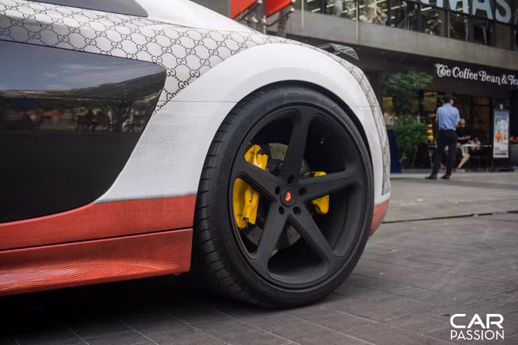 Chiếc Audi R8 tại Sài Gòn trong bài viết đã được chủ nhân độ lại hệ thống ống xả với chi tiết mới mang thương hiệu Kline Innovation và bộ mâm Vossen 5 chấu sơn đen mờ cá tính cùng “bộ cánh” Gucci thời thượng, tạo nên một dấu ấn rất riêng cho chủ nhân của chiếc siêu xe mạnh mẽ này.