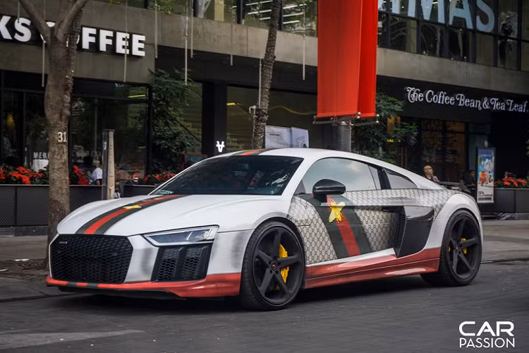 Cuối tuần vừa qua, tâm điểm trên con phố nổi tiếng ở Q1, TP HCM chính là chiếc siêu xe Audi R8 V10 Plus chăm đổi màu nhất tại Việt Nam trong “bộ cánh” mang phong cách của thương hiệu thời trang Gucci.