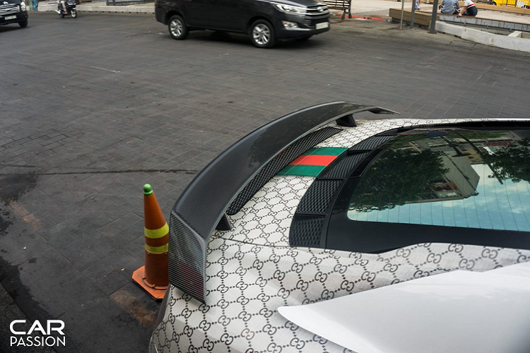 Lưới tản nhiệt phía trước được mở rộng hơn, hai hốc gió bên hông với các nan dựng đứng thay cho việc được đặt nằm ngang như thế hệ cũ. Đèn pha sử dụng công nghệ LED tiên tiến và được bổ sung thêm các chi tiết được làm từ sợi carbon như líp trước, ốp gương chiếu hậu, hốc gió hông, cánh gió sau và bộ khuếch tán gió.