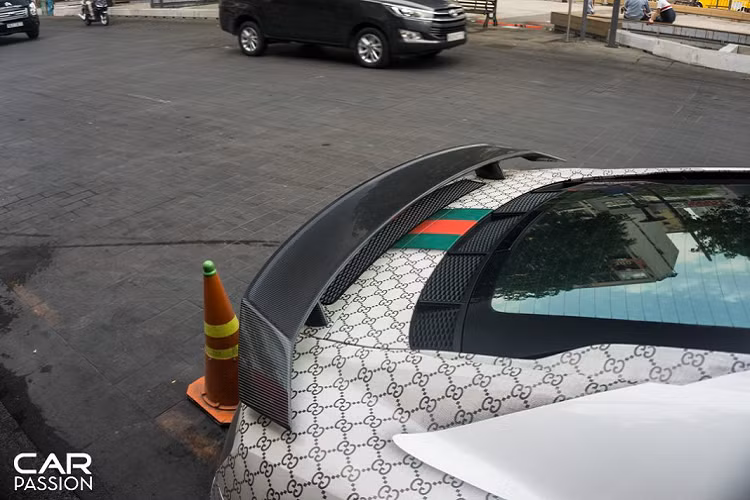 Lưới tản nhiệt phía trước được mở rộng hơn, hai hốc gió bên hông với các nan dựng đứng thay cho việc được đặt nằm ngang như thế hệ cũ. Đèn pha sử dụng công nghệ LED tiên tiến và được bổ sung thêm các chi tiết được làm từ sợi carbon như líp trước, ốp gương chiếu hậu, hốc gió hông, cánh gió sau và bộ khuếch tán gió.