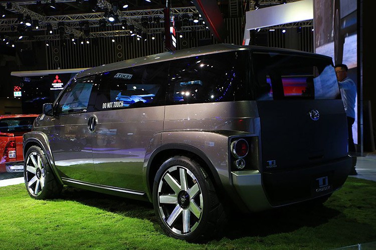 Ngoại thất của TJ Cruiser nổi bật với cabin hình vuông giống với 1 chiếc xe tải thể hiện sự tiện ích. Trong khi đó, hệ thống treo chắc chắn dễ dàng nhận ra bằng việc sử dụng lốp xe cỡ lớn cùng với mặt trước hầm hố, mạnh mẽ. TJ Cruiser tượng trưng cho sự kết hợp hài hòa của xe van và SUV. Mui xe, trần xe và tấm chắn bùn sử dụng vật liệu (lớp sơn ngoài đặc biệt) chống trầy xước và bụi bẩn.