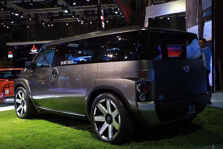 Ngoại thất của TJ Cruiser nổi bật với cabin hình vuông giống với 1 chiếc xe tải thể hiện sự tiện ích. Trong khi đó, hệ thống treo chắc chắn dễ dàng nhận ra bằng việc sử dụng lốp xe cỡ lớn cùng với mặt trước hầm hố, mạnh mẽ. TJ Cruiser tượng trưng cho sự kết hợp hài hòa của xe van và SUV. Mui xe, trần xe và tấm chắn bùn sử dụng vật liệu (lớp sơn ngoài đặc biệt) chống trầy xước và bụi bẩn.