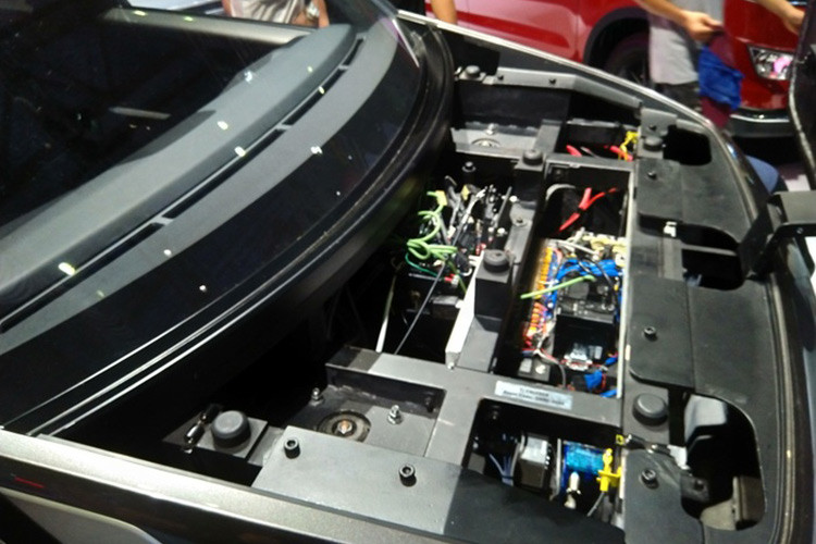 Toyota cho biết hãng sẽ trang bị cho TJ Cruiser hệ truyền động hybrid tiên tiến, kết hợp giữa động cơ xăng 2.0L và mô tơ điện hỗ trợ. Xe có khả năng vận hành ở nhiều chế độ như thuần động cơ xăng, hybrid kết hợp và thuần động cơ điện.