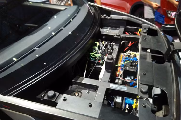 Toyota cho biết hãng sẽ trang bị cho TJ Cruiser hệ truyền động hybrid tiên tiến, kết hợp giữa động cơ xăng 2.0L và mô tơ điện hỗ trợ. Xe có khả năng vận hành ở nhiều chế độ như thuần động cơ xăng, hybrid kết hợp và thuần động cơ điện.