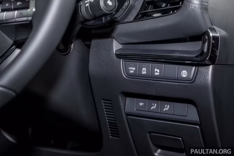 Những công nghệ an toàn cũng ngập tràn trên tất cả phiên bản của mẫu xe hạng C này, bao gồm kiểm soát lực kéo, phanh ABS, phân phối lực phanh điện tử, hỗ trợ phanh khẩn cấp, khởi hành ngang dốc, kiểm soát ổn định thân xe và 7 túi khí.