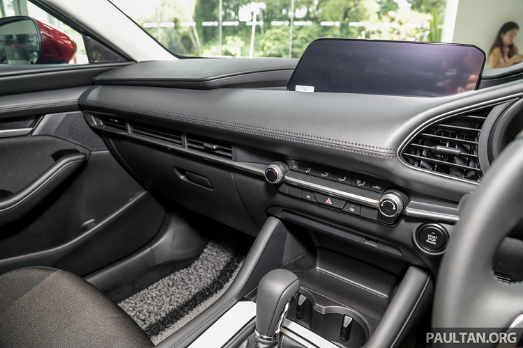 Dù là bản thấp nhất, Mazda3 2019 mới bản tiêu chuẩn vẫn sở hữu đèn chiếu sáng LED tự động với đèn daylight bọc bên ngoài, đèn hậu LED, vành hợp kim 16 inch, màn hình điều khiển trung tâm 8 inch, bảng đồng hồ TFT-LCD 7 inch, hệ thống âm thanh 8 loa, màn hình HUD