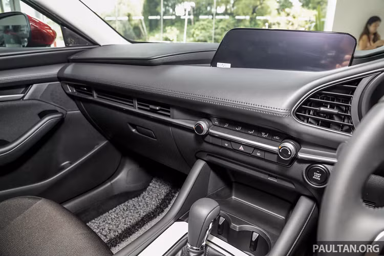 Dù là bản thấp nhất, Mazda3 2019 mới bản tiêu chuẩn vẫn sở hữu đèn chiếu sáng LED tự động với đèn daylight bọc bên ngoài, đèn hậu LED, vành hợp kim 16 inch, màn hình điều khiển trung tâm 8 inch, bảng đồng hồ TFT-LCD 7 inch, hệ thống âm thanh 8 loa, màn hình HUD