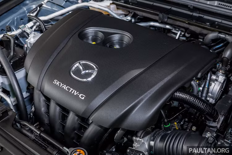 Các trang bị của bản 2.0 High được nâng cấp đôi chút so với bản tiêu chuẩn, bao gồm khóa thông minh, nội thất bọc da, cửa sổ trời, cửa sổ sau không đường viền và điều hòa không khí 2 vùng.