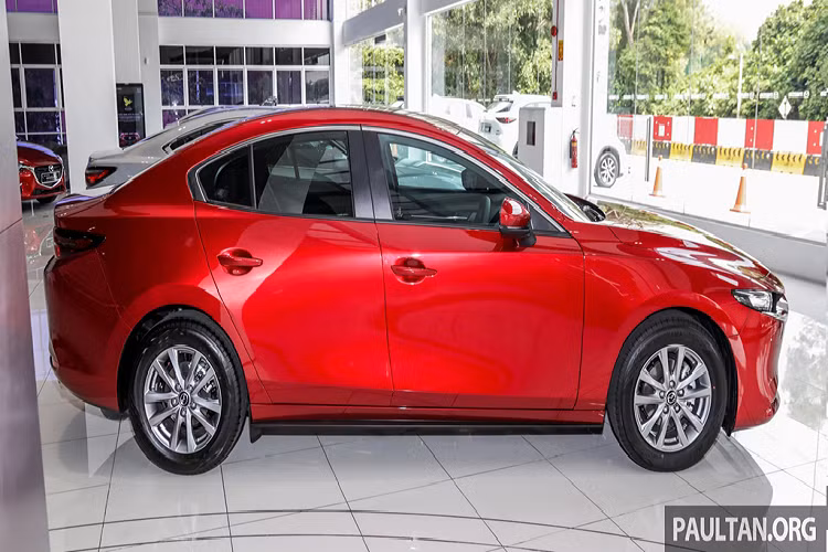 Phiên bản 2.0 High cao hơn chỉ được cung cấp trong thân xe sedan, như tên gọi, nó được trang bị động cơ SkyActiv-G 2.0L, sản sinh công suất 163 mã lực tại 6.000 vòng/phút và mô-men xoắn 213 Nm tại 4.000 vòng/phút. Xe vẫn sử dụng hộp số tự động 6 cấp tương tự bản tiêu chuẩn.