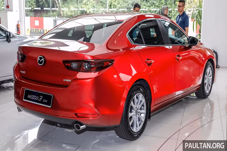 Phiên bản tiêu chuẩn gồm 2 kiểu thân xe là sedan và hatchback, được trang bị động cơ hút khí tự nhiên SkyActiv-G 1.5L, 4 xy-lanh cho ra công suất 118 mã lực tại 6.000 vòng/phút và mô-men xoắn 153 Nm tại 4.000 vòng/phút.