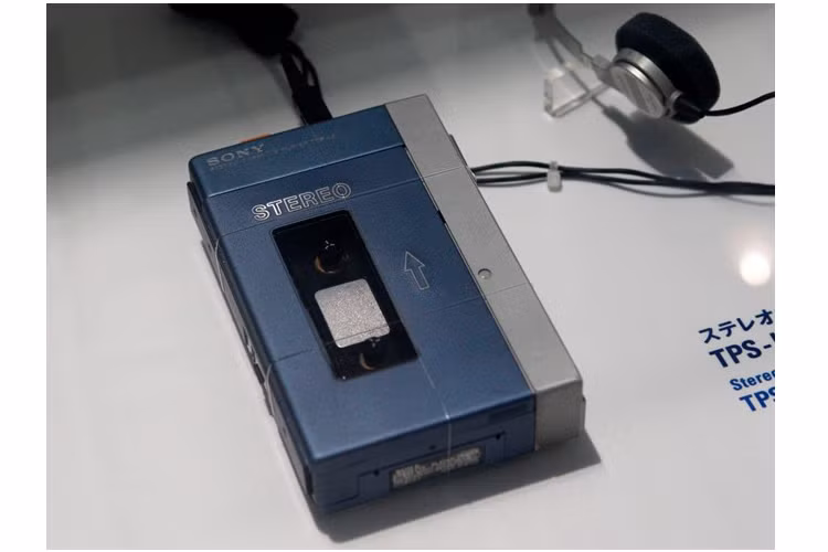 Máy chạy băng Sony TPS-L2 Walkman (300-700 USD) - Hiện tại, chúng ta thường sử dụng các dịch vụ phát trực tuyến để nghe nhạc. Trước khi loại hình này trở nên phổ biến, người dùng sử dụng máy nghe nhạc MP3, máy nghe CD hay xa nhất là những thiết bị chạy băng cassette.