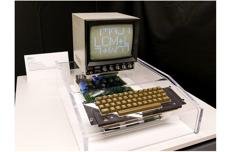Apple I (43.000 USD) - Đây là mẫu máy tính để bàn đầu tiên của Apple, được phát hành năm 1976. Theo Mashable, vào thời điểm ra mắt, Apple chỉ sản xuất 200 thiết bị và bán chúng với mức giá 666,66 USD. Tuy nhiên, trang Turbo Future cho biết vào năm 2013, một chiếc Apple I đã được chào bán thành công với mức giá lên tới 43.000 USD.