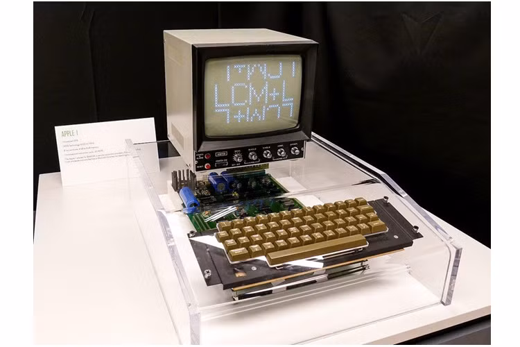 Apple I (43.000 USD) - Đây là mẫu máy tính để bàn đầu tiên của Apple, được phát hành năm 1976. Theo Mashable, vào thời điểm ra mắt, Apple chỉ sản xuất 200 thiết bị và bán chúng với mức giá 666,66 USD. Tuy nhiên, trang Turbo Future cho biết vào năm 2013, một chiếc Apple I đã được chào bán thành công với mức giá lên tới 43.000 USD.