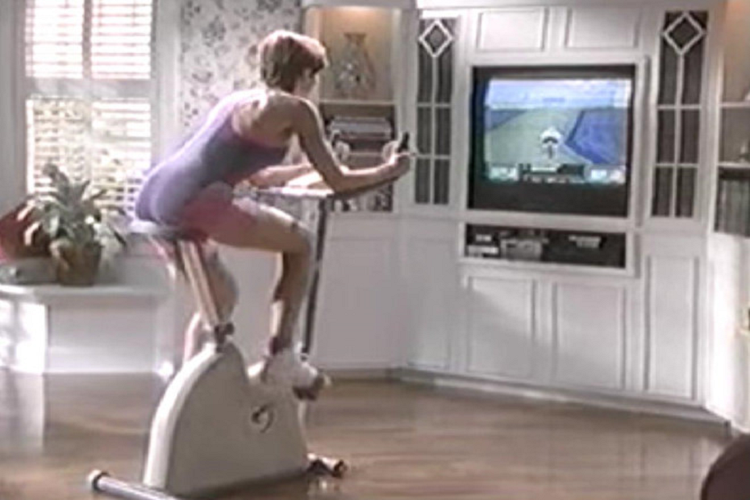 Máy chơi game Nintendo và bộ dụng cụ tập thể dục (1.899-2.683 USD) - Trước khi AR hay VR trở nên phổ biến, các nhà sản xuất từng cố gắng làm mới trải nghiệm chơi game của người dùng theo nhiều cách khác nhau. Đầu những năm 1990, Life Fitness đã kết hợp với Nintendo ra mắt chiếc xe đạp tập thể dục Exertainment. Công cụ này được sử dụng trong các trò chơi như "Mountain Bike Rally" hay "Speed Racer".