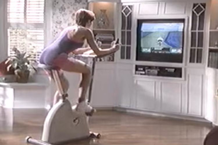 Máy chơi game Nintendo và bộ dụng cụ tập thể dục (1.899-2.683 USD) - Trước khi AR hay VR trở nên phổ biến, các nhà sản xuất từng cố gắng làm mới trải nghiệm chơi game của người dùng theo nhiều cách khác nhau. Đầu những năm 1990, Life Fitness đã kết hợp với Nintendo ra mắt chiếc xe đạp tập thể dục Exertainment. Công cụ này được sử dụng trong các trò chơi như "Mountain Bike Rally" hay "Speed Racer".