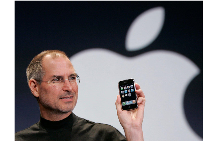 iPhone 2G (15.000 USD) - iPhone 2G ra mắt năm 2007 được xem là chiếc điện thoại đã thay đổi hoàn toàn bộ mặt của ngành công nghiệp smartphone lúc bấy giờ. Theo Popular Mechanics, người dùng sẽ phải chi trả khoản tiền lên đến 15.000 USD để sở hữu một chiếc máy nguyên hộp trên eBay.