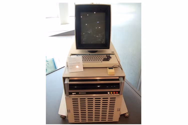 Xerox Alto (30.000 USD) - Xerox Alto là một chiếc máy tính đời cổ được giới thiệu vào năm 1973, phục vụ riêng cho các trường học. Theo Business Insider, giao diện người dùng và hệ thống của chiếc máy tính này có khả năng tương tác khá thông minh. Năm 2010, một chiếc máy tính Xerox Alto không còn hoạt động được chào bán trên eBay với giá 30.000 USD.