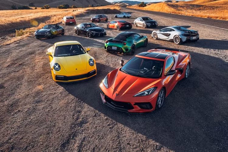 Để chọn ra 11 ứng viên của vòng chung kết Road &amp; Track 2020, ban tổ chức đã tổ chức nhiều vòng đua với quy mô nhỏ cho nhưng mẫu xe thể thao và siêu xe - đặc biệt hơn là những mẫu ôtô công suất lớn.