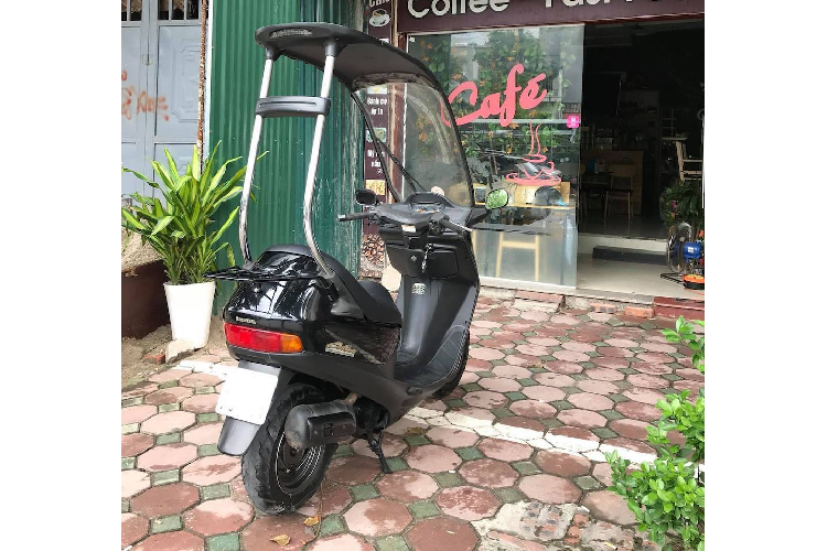 Mặc dù vậy, một chiếc xe ga Honda Cabina 90 cũng đã tìm được đường tới Việt Nam và hiện đang thuộc sở hữu của một người chơi xe sống tại Hà Nội. Dù được sản xuất từ 25 năm trước nhưng chiếc xe vẫn còn rất mới, ở trong trạng thái hoạt động hoàn hảo và giúp chủ nhân của nó tránh bị ướt mỗi khi di chuyển trong mùa mưa.