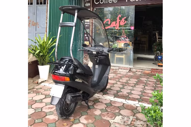 Mặc dù vậy, một chiếc xe ga Honda Cabina 90 cũng đã tìm được đường tới Việt Nam và hiện đang thuộc sở hữu của một người chơi xe sống tại Hà Nội. Dù được sản xuất từ 25 năm trước nhưng chiếc xe vẫn còn rất mới, ở trong trạng thái hoạt động hoàn hảo và giúp chủ nhân của nó tránh bị ướt mỗi khi di chuyển trong mùa mưa.