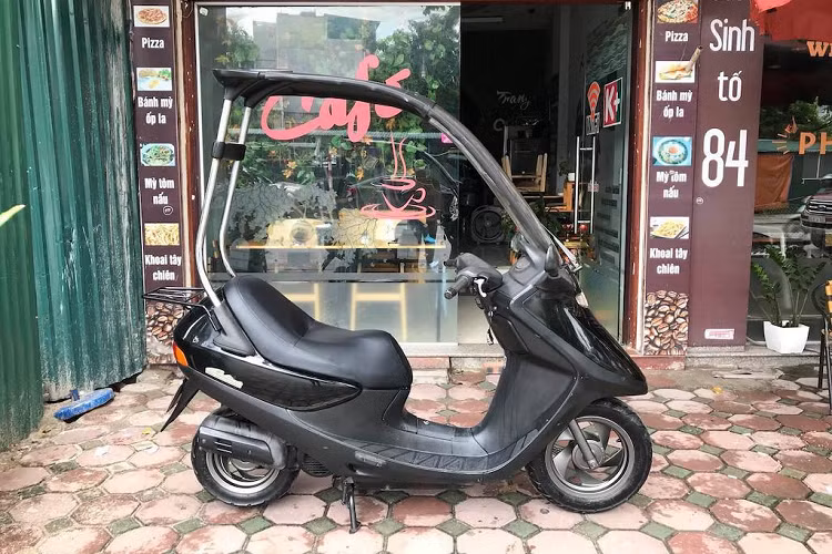 Tuy nhiên, BMW không phải là người tiên phong với ý tưởng này, vị trí đó đã thuộc về Honda với dòng Cabina từ thập niên 90 của Thế kỷ XX. Có 2 phiên bản là Honda Cabina 90 và 50cc, dòng xe tay ga này được thiết kế với mục đích "lai" giữa xe máy và ôtô.