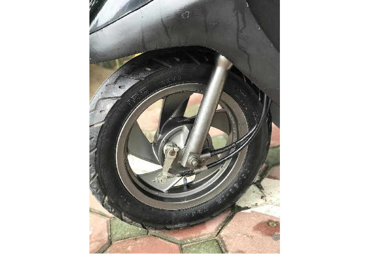 Ra mắt lần đầu vào năm 1994, Cabina sở hữu thiết kế với nhiều điểm tương đồng so với các dòng xe tay ga Honda thập niên 90. Người yêu xe 2 bánh có thể dễ dàng nhận ra đèn pha trước cùng bảng đồng hồ rất giống với chiếc Dio ZX 50, trong khi cụm đèn hậu của xe được lấy trực tiếp từ chiếc Lead 90 cũng xuất hiện vào năm 1994.