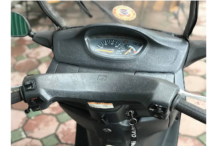 Dù giúp người lái tránh được mưa nắng và không bị gió, bụi mù... đập vào mặt, nhưng bộ mui cứng cao đã khiến cho chiếc xe trở nên mất ổn định trong trường hợp gió lớn.