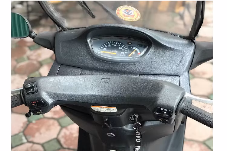 Dù giúp người lái tránh được mưa nắng và không bị gió, bụi mù... đập vào mặt, nhưng bộ mui cứng cao đã khiến cho chiếc xe trở nên mất ổn định trong trường hợp gió lớn.