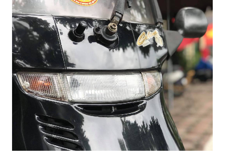 Giống như một chiếc ôtô, xe ga Honda Cabina có mui và kính chắn gió lớn được tích hợp gạt mưa. Tư thế ngồi của Cabina cũng được Honda thiết kế lấy cảm hứng từ xe hơi với yên đầy đặn dù khác với chiếc C1 cùng ý tưởng thiết kế sau này, nó không có tựa lưng cho người điều khiển.