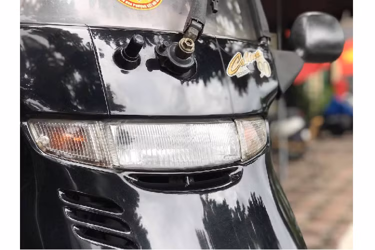 Giống như một chiếc ôtô, xe ga Honda Cabina có mui và kính chắn gió lớn được tích hợp gạt mưa. Tư thế ngồi của Cabina cũng được Honda thiết kế lấy cảm hứng từ xe hơi với yên đầy đặn dù khác với chiếc C1 cùng ý tưởng thiết kế sau này, nó không có tựa lưng cho người điều khiển.