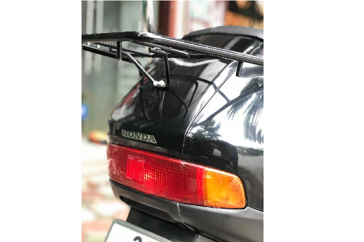 Thiết mâm hình cánh quạt của chiếc xe sau này cũng được Honda tái sử dụng trên Spacy 125 vào năm 1997. Xe có mâm trước 12 inch, mâm sau 10 inch đi kèm lốp 100/90/12 và 110/80/10.