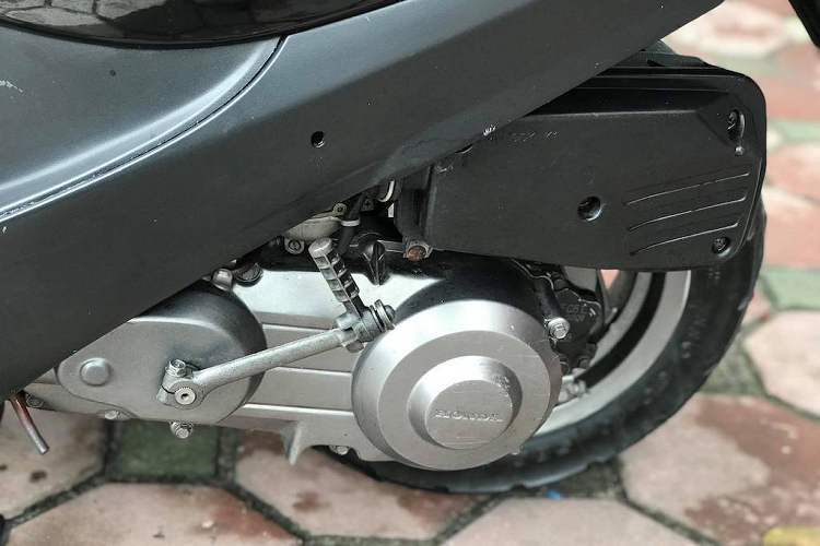 Cung cấp sức mạnh cho Cabina là động cơ 2 kỳ xi-lanh đơn làm mát bằng không khí. Trên phiên bản Cabina 90, xe có dung tích thực 89cc. công suất tối đa 8,2PS @ 6.750rpm và mô-men xoắn cực đại 9,4Nm tại 4.000rpm. Trong khi đó phiên bản dung tích 50cc của chiếc xe chỉ đạt 49cc, 5,2PS/5,98Nm. Bình xăng của xe có thể tích 7l, trong khi bình dầu pha đạt 1,2l.