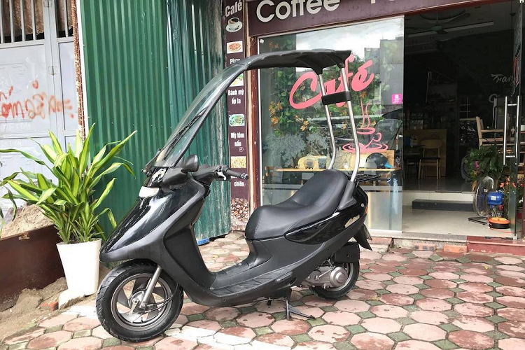 Vào đầu Thế kỷ XXI, BMW đã gây chú ý trong Thế giới xe 2 bánh khi tung ra C1 - một mẫu xe tay ga che mưa đô thị với vòm mui cứng đóng vai trò che mưa nắng cho người lái và chống gió tạt vào mặt.