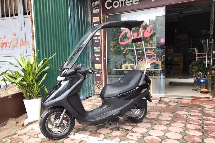 Vào đầu Thế kỷ XXI, BMW đã gây chú ý trong Thế giới xe 2 bánh khi tung ra C1 - một mẫu xe tay ga che mưa đô thị với vòm mui cứng đóng vai trò che mưa nắng cho người lái và chống gió tạt vào mặt.