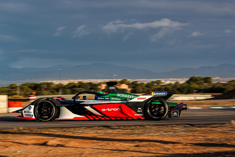 Xe đua Formula E 2022-2023 nhỏ hơn với chiều dài và rộng lần lượt là 5.000 mm và 1.700 mm. Tổng khối lượng của xe bao gồm tay đua cũng được giảm từ 900 kg xuống còn 780 kg, trong đó gần 100 kg được giảm nhờ vào bộ pin thế hệ mới.