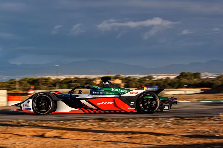 Xe đua Formula E 2022-2023 nhỏ hơn với chiều dài và rộng lần lượt là 5.000 mm và 1.700 mm. Tổng khối lượng của xe bao gồm tay đua cũng được giảm từ 900 kg xuống còn 780 kg, trong đó gần 100 kg được giảm nhờ vào bộ pin thế hệ mới.