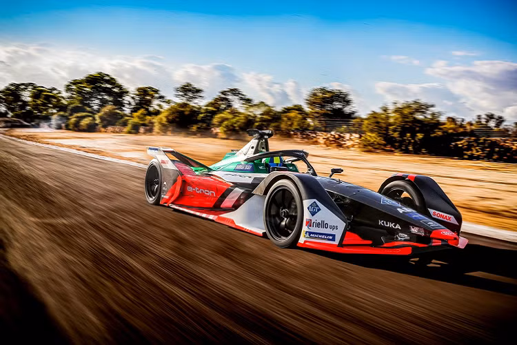 Các cuộc đấu thầu kỹ thuật gần đây do FIA công bố tiết lộ những mẫu xe Formula E thế hệ mới sẽ giữ lại động cơ điện ở phía sau tương tự các mẫu xe hiện tại, tuy nhiên được bổ sung thêm một động cơ thứ hai đặt ở phía trước. Động cơ thứ 2 này có tác dụng thu hồi năng lượng từ bánh trước.