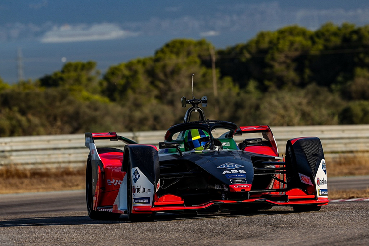 Một điểm mới khác là hệ thống sạc tốc độ cao trong cuộc đua. Trong vài mùa giải đầu tiên, các tay đua thường phải đổi xe giữa cuộc đua vì vấn đề năng lượng. Kể từ năm 2018, bộ pin của xe Formula E đã được tăng lên và có thể duy trì đến hết cuộc đua.