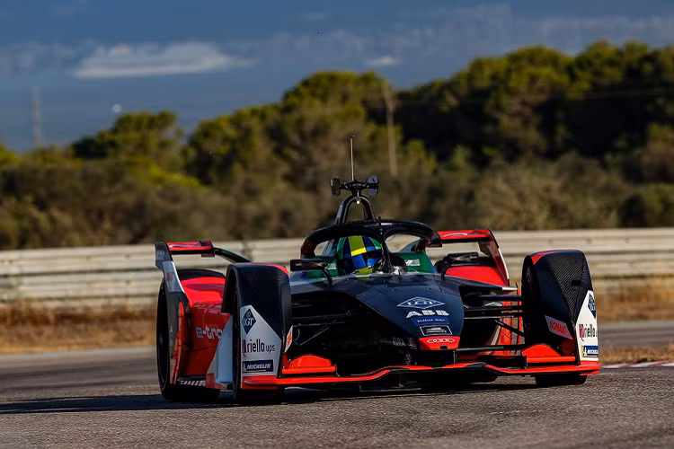 Một điểm mới khác là hệ thống sạc tốc độ cao trong cuộc đua. Trong vài mùa giải đầu tiên, các tay đua thường phải đổi xe giữa cuộc đua vì vấn đề năng lượng. Kể từ năm 2018, bộ pin của xe Formula E đã được tăng lên và có thể duy trì đến hết cuộc đua.