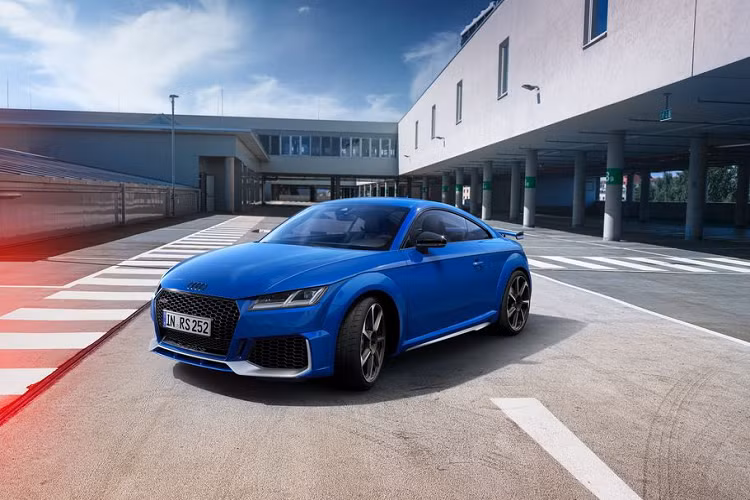  Gói trang bị Audi Sport mới sẽ xuất hiện trên các mẫu TT RS Coupe, RS4 Avant, RS5 Coupe, RS5 Sportback, RS6 Avant và RS7 Sportback. Gói trang bị mang một làn gió mới trên cả nội – ngoại thất, đưa những fan ruột của Audi trở về những ngày tháng của mẫu RS2 huyền thoại. Hiện tại, gói trang bị mới xuất hiện tại Đức và một số nước châu Âu nhưng trong tương lai có thể được cung ứng toàn cầu.