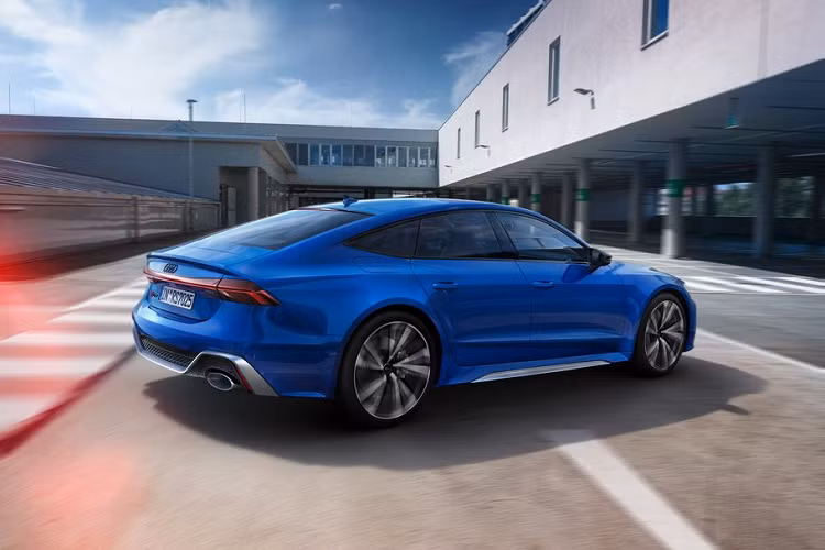 Bước vào bên trong khoang nội thất, ‘RS 25’ sử dụng cho buồng lái tone đen chủ đạo khỏe khắn cùng bề mặt hoàn thiện Alcantara cao cấp và các điểm nhấn Xanh Coban trên thảm trải sản và vòng tròn đặt tại góc 12 giờ trên vô lăng.