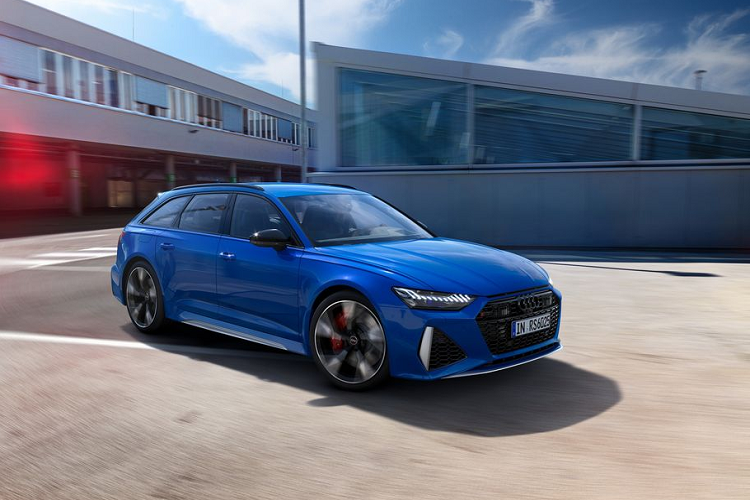 Ngoại thất của bản ’25 Years of Audi RS’ sẽ xuất hiện với 4 tùy chọn sơn: Xanh Nogaro, Đen Mythos, Xám Nardo và Trắng Glacier. Phiên bản trong bài viết này sở hữu một tổng thể hài hòa với lớp sơn Xanh Nogaro, phối màu ăn ý cùng tone nhôm nhám trên thanh vây ngang, bộ cản trước và các chi tiết đen bóng như lưới tản nhiệt.