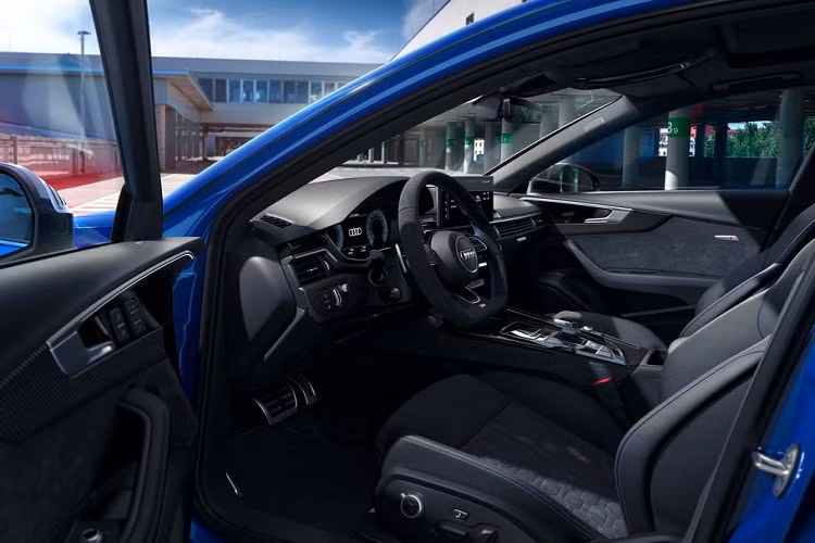 Da ghế trên RS6 và RS7 bên cạnh đó xuất hiện với bề mặt đục lỗ từ Valcona, kết hợp cùng logo ’25 năm’ trên cánh cửa, lưng ghế và thảm trải sàn.