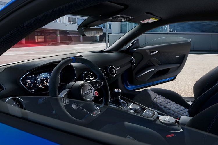 Bộ ghế trước thể thao trên RS4, RS5 và TT RS được hoàn thiện tỉ mỉ với các hoạ tiết hình tổ ong, kết hợp cùng da Nappa và chất liệu Alcantara trên khu vực trung tâm, tương tự như mẫu RS2 Avant nguyên bản.