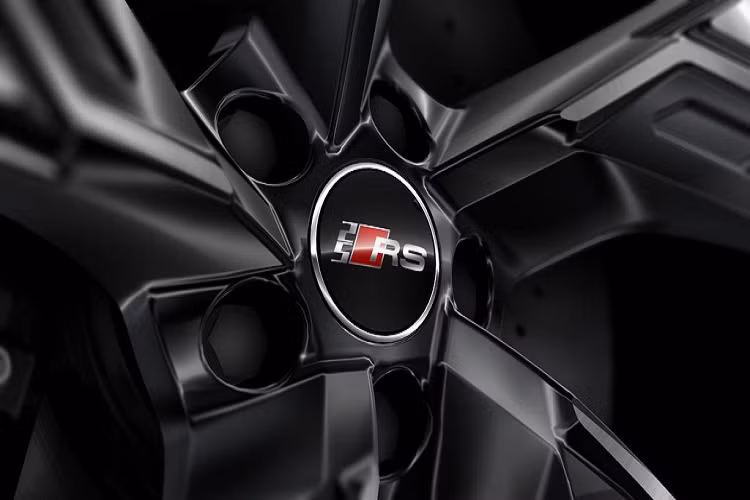 Hiện tại, gói trang bị ’25 Years of Audi RS’ đang được Audi Sport mở cửa đặt mua với mức giá từ 10.411 USD cho mẫu TT RS Coupe (240 triệu đồng), 12.137 USD (280 triệu đồng) cho RS4 Avant, RS5 Coupe và RS5 Sportback tại thị trường Đức.