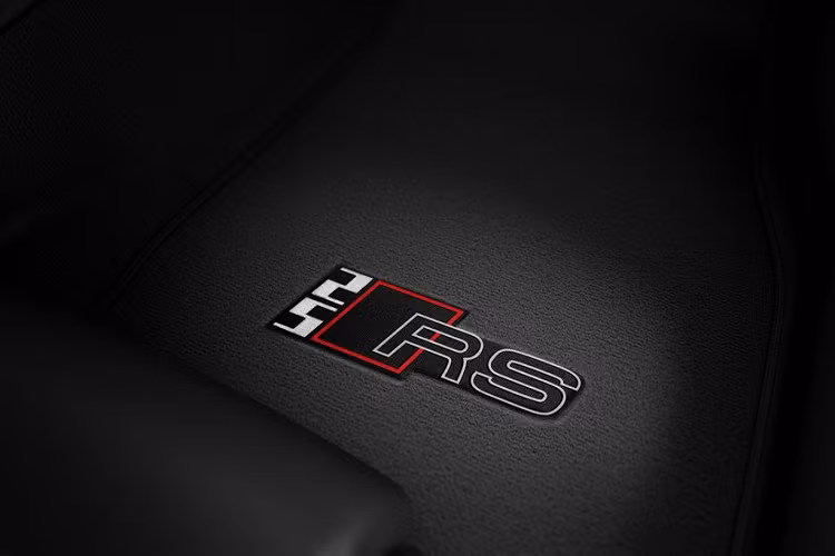 Trong khi các mẫu xe thể thao Audi RS4, RS5, RS6 và RS7 đẹp “hút hồn” với bộ khuếch tán đen mờ, Audi TT RS lại khiến người ta mê mẩn với cụm ốp gương, cánh gió sau, logo Audi và RS đen bóng. Ngoài ra, gói độ sẽ xuất hiện cùng bộ mâm 2 màu bạc – than anthracite bóng.