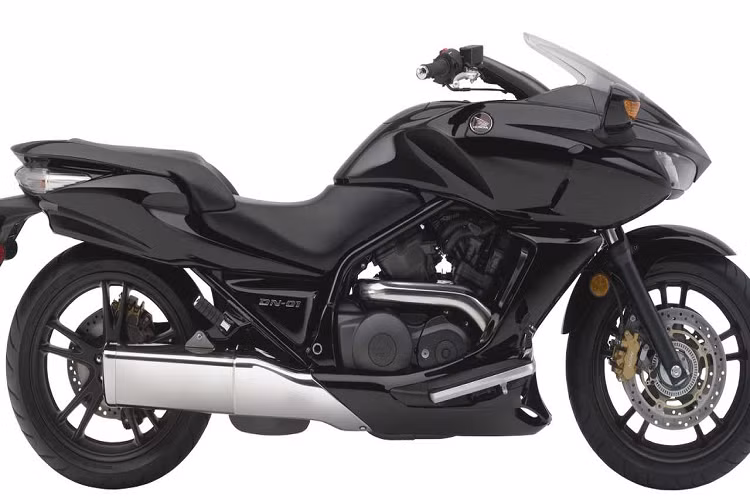 Honda DN-01. DN-01 còn bị trêu là viết tắt của ‘Do Not Own 1’ (Dịch ra là ‘Đừng sở hữu một chiếc này’) và nó là một thất bại về mặt thương mại ngay từ đầu. Mặc dù rõ ràng là Honda hướng tới một phong cách cruiser kiểu tương lai, gầm siêu thấp nhưng mẫu thiết kế của DN-01 hoàn toàn không giống một chiếc cruiser…
